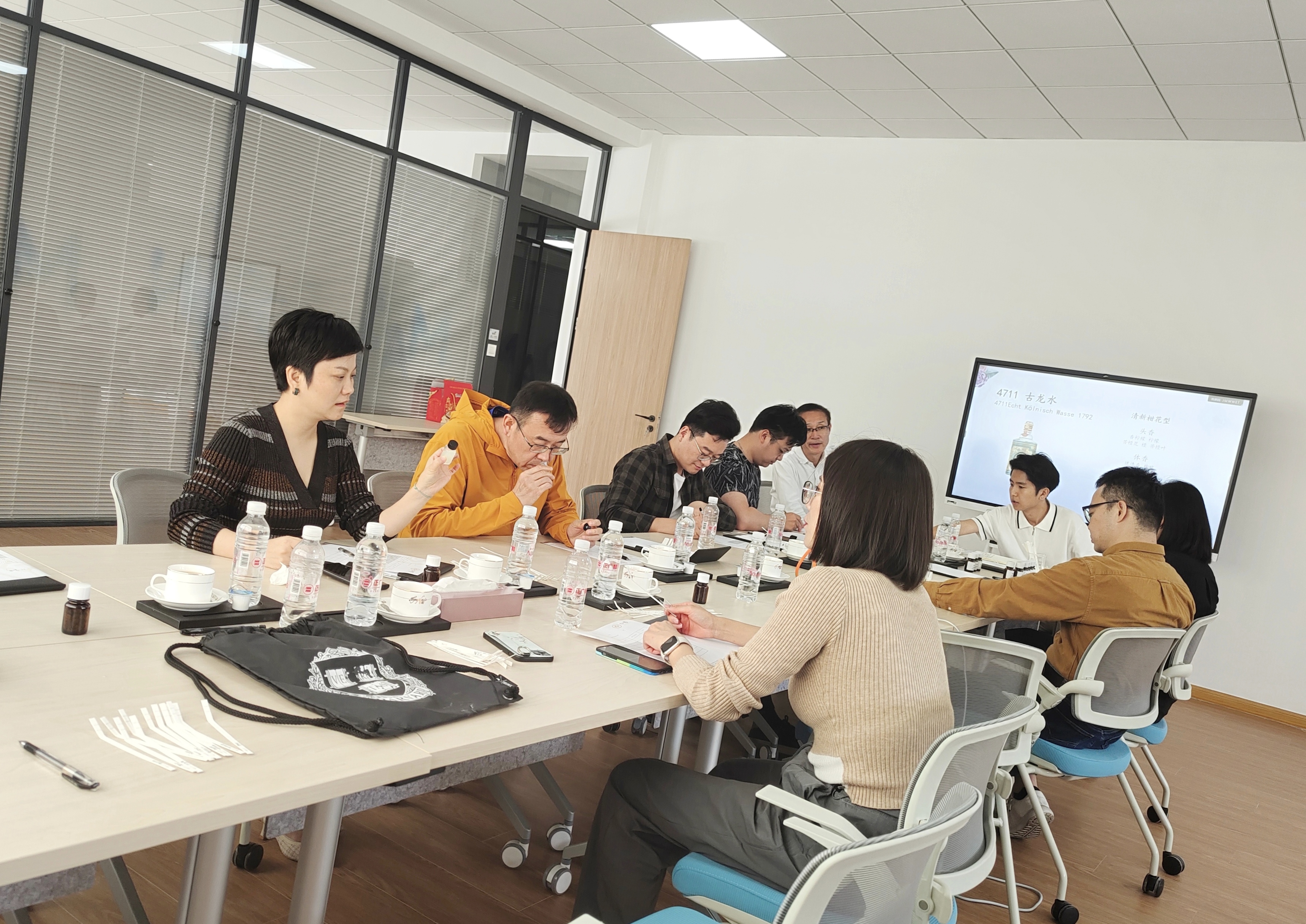 2023年10月28日 首席調(diào)香師蒞臨麥愷勝上海研發(fā)中心，開啟神秘的調(diào)香之旅